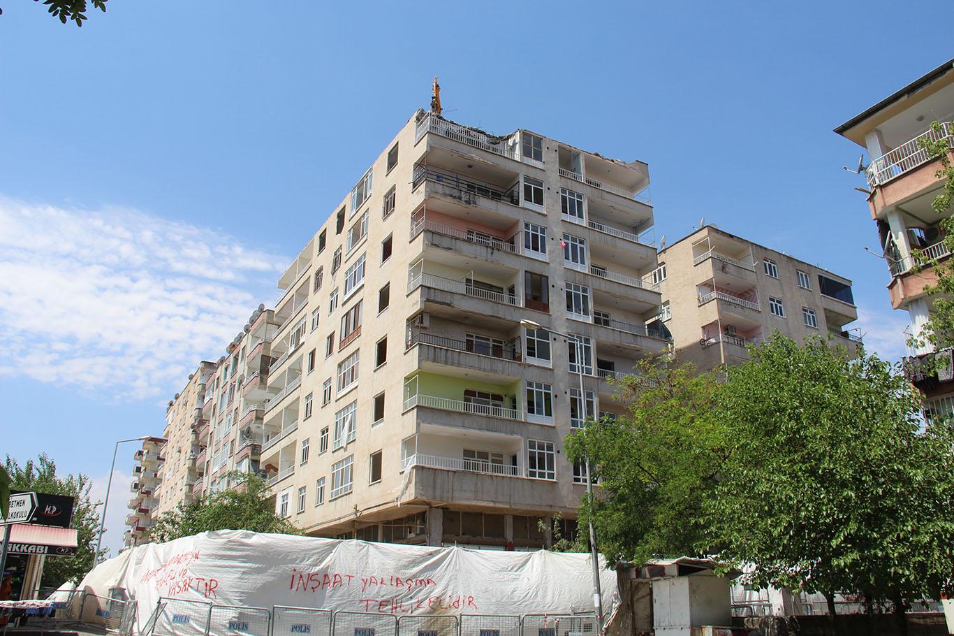 Diyarbakır’da riskli binanın yıkımına başlandı